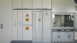 Wie müssen Sicherheitsschränke im Labor geschützt werden?